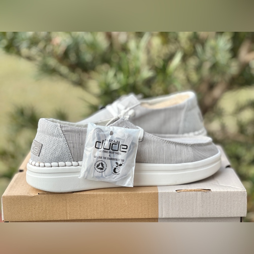 women’s size 8 hey dude (new)